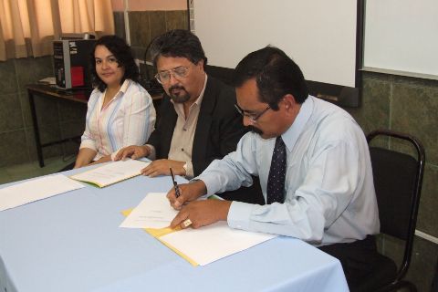 Firma del convenio de colaboración con el IIIEPE
