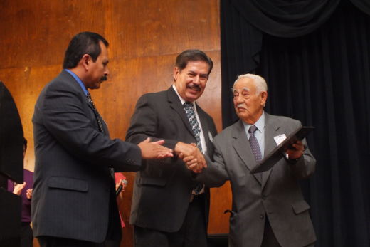 Entrega de reconocimiento al Profr. Jorge Mascareñas