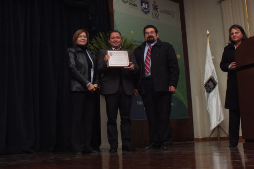 Óscar García Castillo recibiendo su reconocimiento