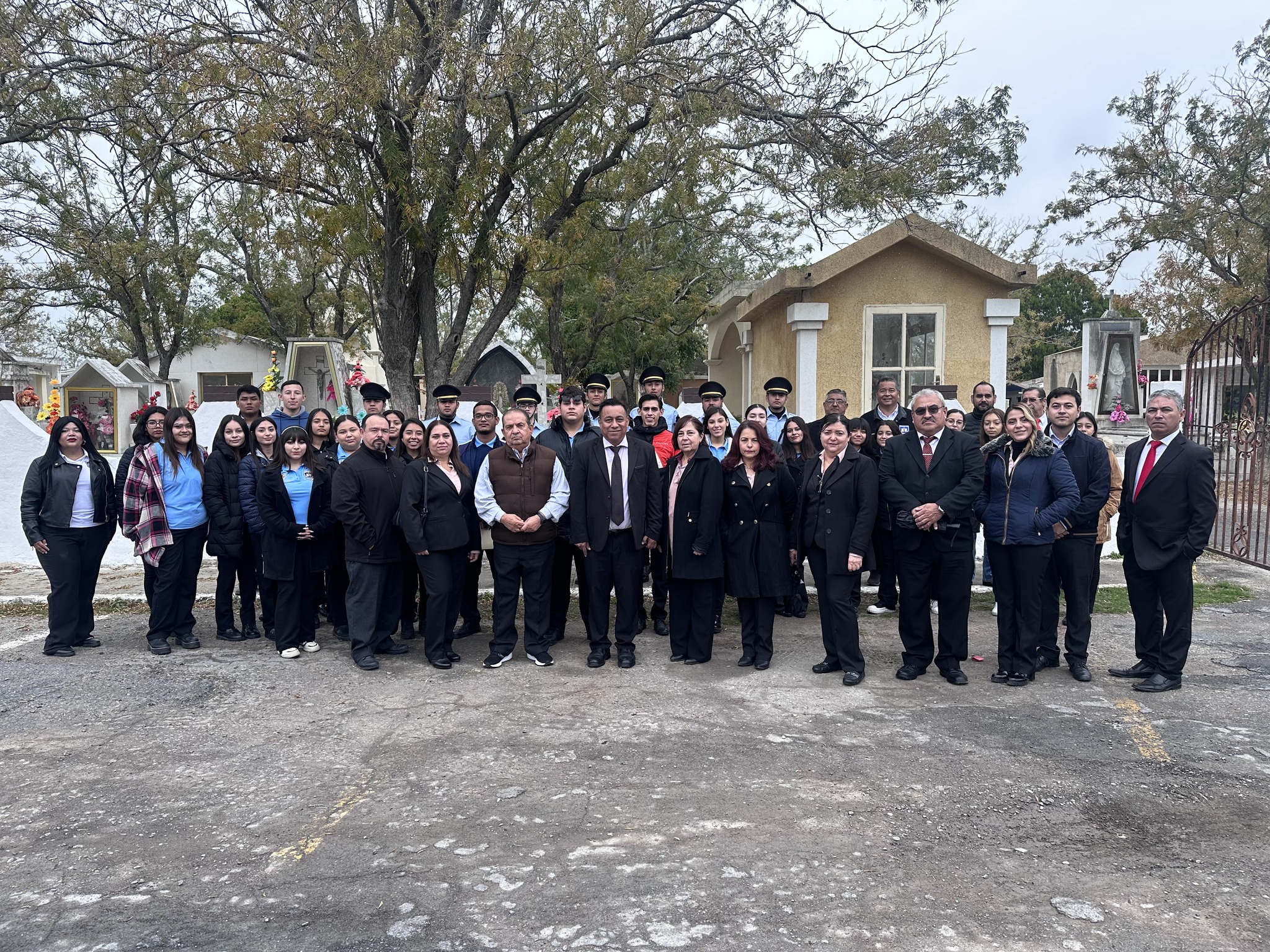 Participantes en las Guardias de Honor a los fundadores de la Escuela Normal Pablo Livas